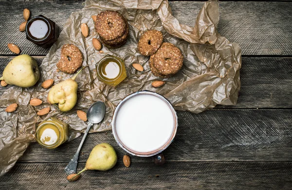 Poires, biscuits, amandes et lait — Photo