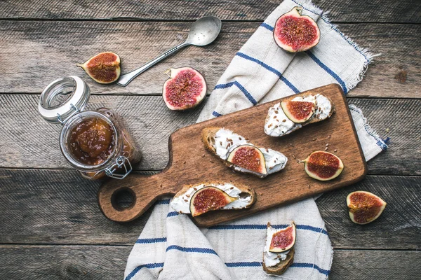 Smakelijke Bruschetta met jam en vijgen op servet — Stockfoto