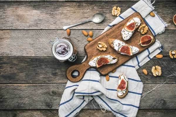 Bruschetta saporita con marmellata e fichi su tovagliolo — Foto Stock