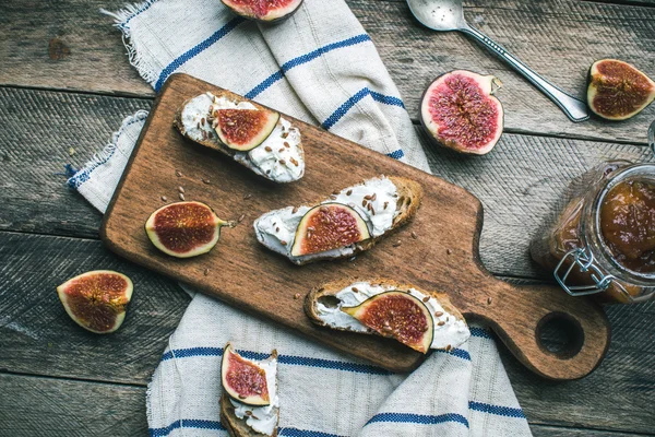 Välsmakande Bruschetta med sylt och fikon på servett — Stockfoto