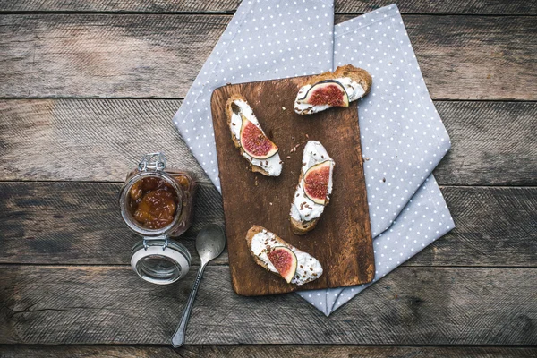 Smakelijke Bruschetta met jam en vijgen op servet — Stockfoto