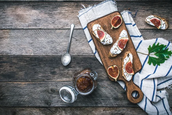 Sabrosa Bruschetta con mermelada e higos en la servilleta — Foto de Stock