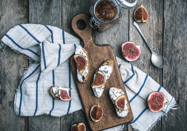 Bruschetta saborosa com geléia e figos no guardanapo — Fotografia de Stock