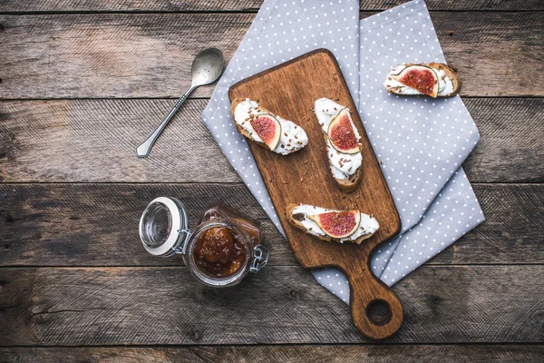 Smakelijke Bruschetta met jam en vijgen op servet — Stockfoto