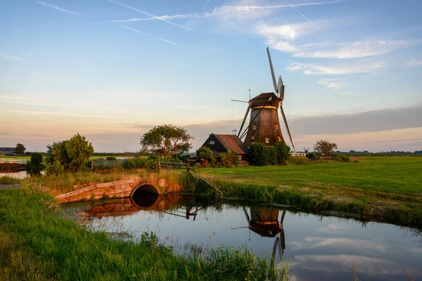 Moulin à vent à la campagne en Hollande — Photo