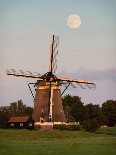 Windmolen onder een volle maan — Stockfoto