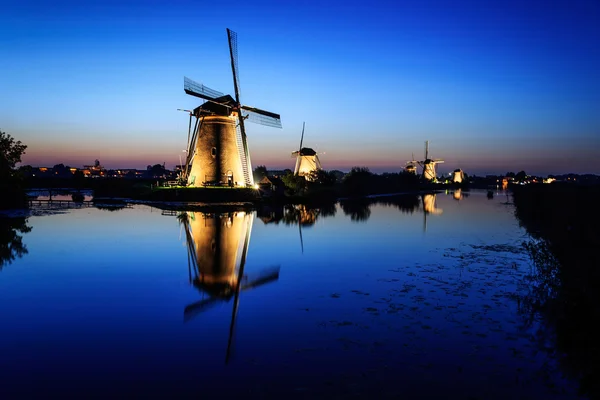 Windmühlen in der Abenddämmerung unter blauem Himmel — Stockfoto