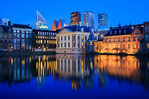 Skyline of The Hague в сумерках в течение голубого часа — стоковое фото