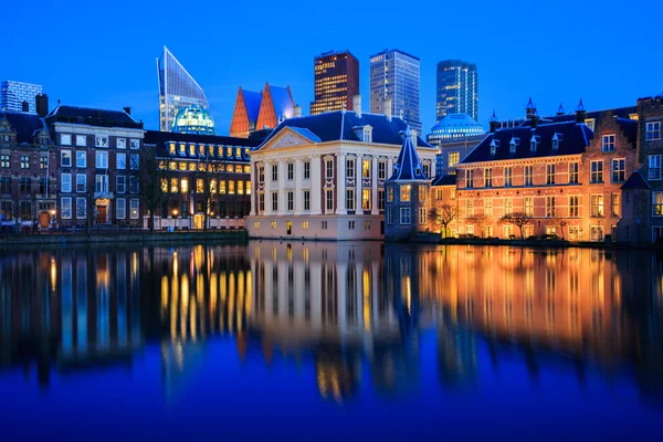 Skyline de La Haye au crépuscule pendant l'heure bleue — Photo