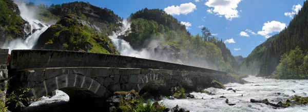 Cachoeira Latefossen com ponte de pedra na Noruega — Fotografia de Stock