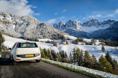 Kışın Dolomites içinde yolculuk