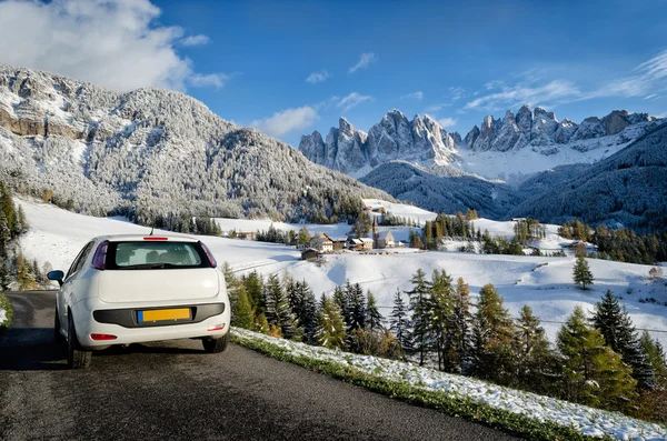 Viaje por carretera en los Dolomitas en invierno — Foto de Stock