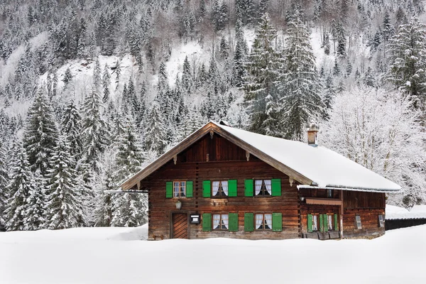 Holzhaus in Bayern im Schnee — Stockfoto