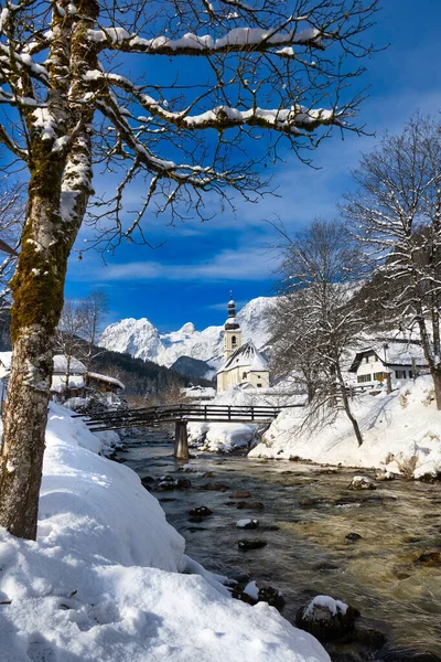 Zimní Krajina Kostelem Sebastiana Sněhu Horským Potokem Mostem Horami Alp Royalty Free Stock Obrázky