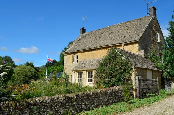 Cottage inglese con giardino — Foto Stock