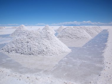 Salar de Uyuni üzerinde tuz yığınları kurutma