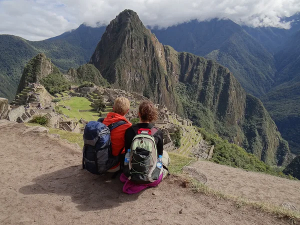 Para podziwiając Machu Picchu — Zdjęcie stockowe