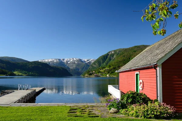 Fjord weergave met boathouse — Stockfoto