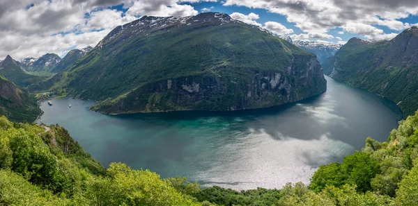 Fiorde geirangerfjord inteiro em panorama — Fotografia de Stock