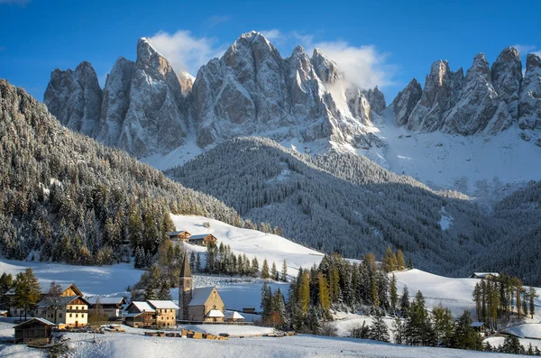 Dolomitas aldeia no inverno — Fotografia de Stock