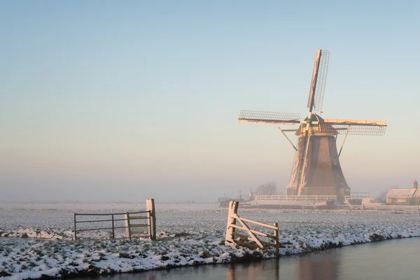 풍차는 네덜란드의 겨울 풍경 로열티 프리 스톡 사진