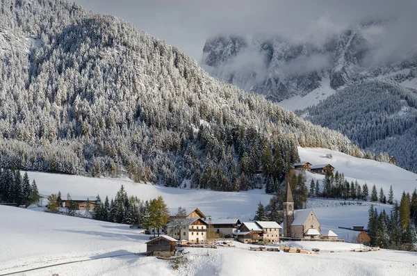 Aldeia de montanha no inverno — Fotografia de Stock