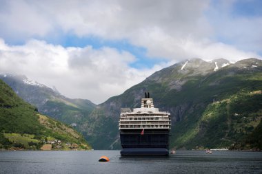 yolcu gemisi geirangerfjord içinde 