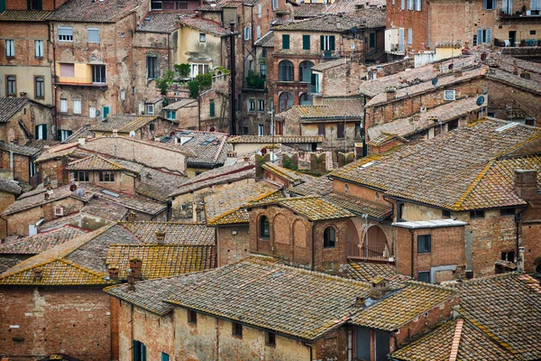 Siena farbige Dächer und Wände — Stockfoto