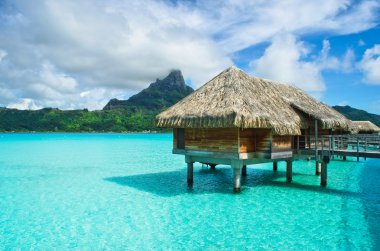Thatched çatı balayı bungalov üzerinde Bora Bora