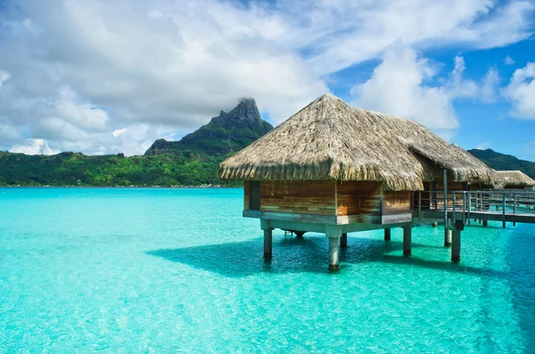 Doškové střechy bungalovu líbánky na ostrově Bora Bora — Stock fotografie