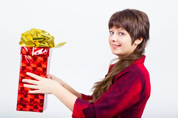 Chica joven con una caja de regalo — Foto de Stock