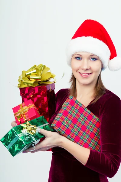Gelukkig meisje in Kerstman hoed met geschenkdozen — Stockfoto