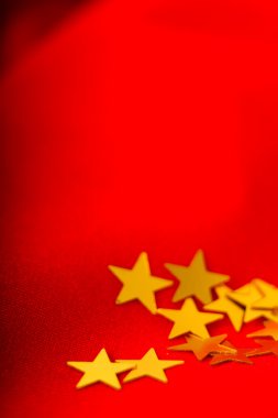 Noel kartı. Altın yıldız ile kırmızı kumaş