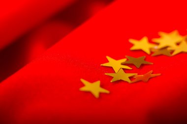 Noel kartı. Altın yıldız ile kırmızı kumaş