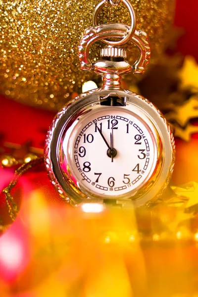 Kerstkaart. Zilveren vintage horloge op een rode achtergrond met gaan — Stockfoto