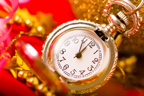 Kerstkaart. Zilveren vintage horloge op een rode achtergrond met gaan — Stockfoto
