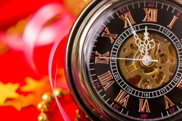 Kerstkaart. Vintage horloge op een rode achtergrond met gouden de — Stockfoto