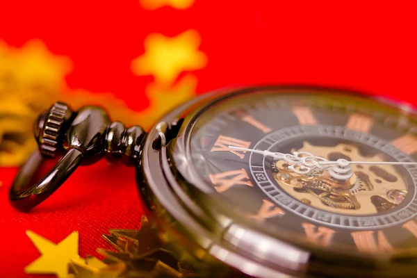 Christmas card. vintage watch on a red background with golden de — Stock Photo, Image