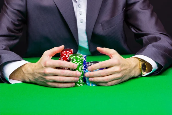 Az ember egy csomó zseton. Zöld asztal — Stock Fotó