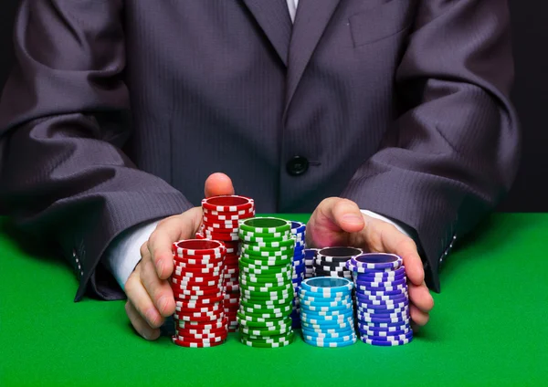 Mann geht ins Casino. Hand mit Chips — Stockfoto