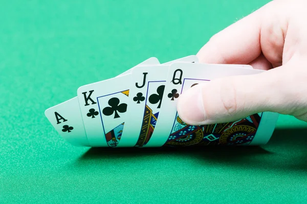 Jogador de cartas. Mão masculina com cartões — Fotografia de Stock