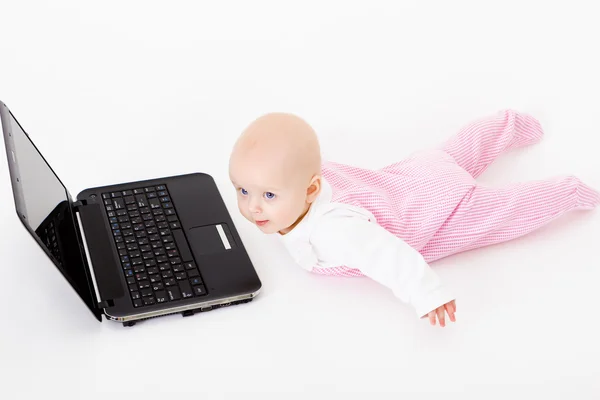 Baby met laptop. Studio foto — Stockfoto