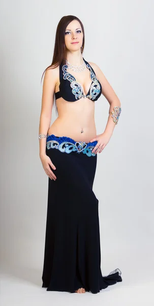 Young woman a performing belly dancing. full height — Stock Photo, Image
