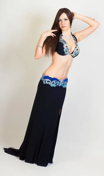 Young woman a performing belly dancing. full height — Stock Photo, Image