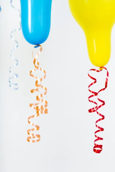 Luftballons in verschiedenen hellen Farben auf weißem Hintergrund — Stockfoto