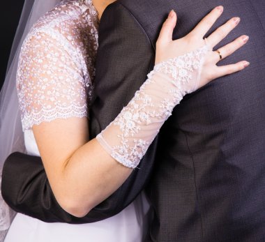 Gelin Damat arkası yandan. nazik sevgi dolu kucaklama