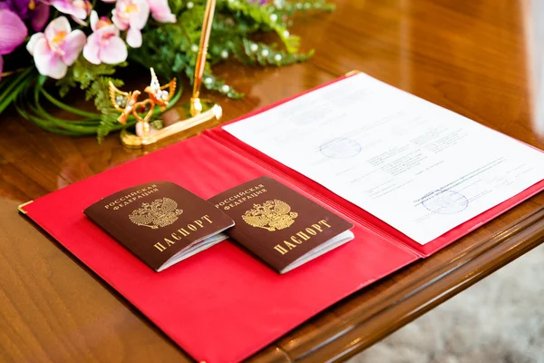 Pasaportes rusos en la oficina de registro . — Foto de Stock