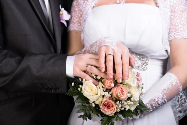 結婚式のブーケと新婚夫婦の手 — ストック写真