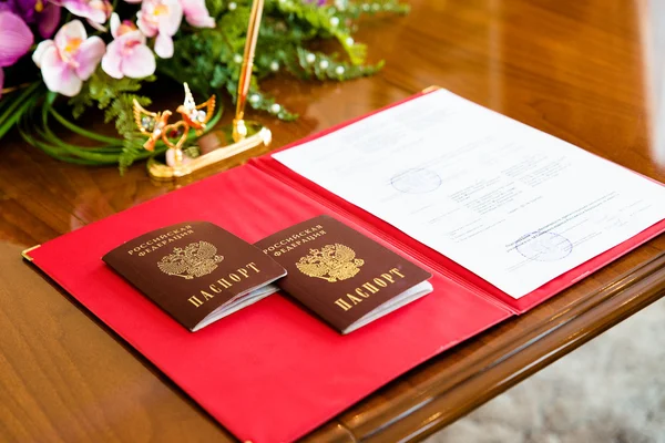 Passaportes russos no serviço de registo . — Fotografia de Stock