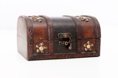 Göğüs hafif bir arka plan üzerinde. Bronz ile ahşap